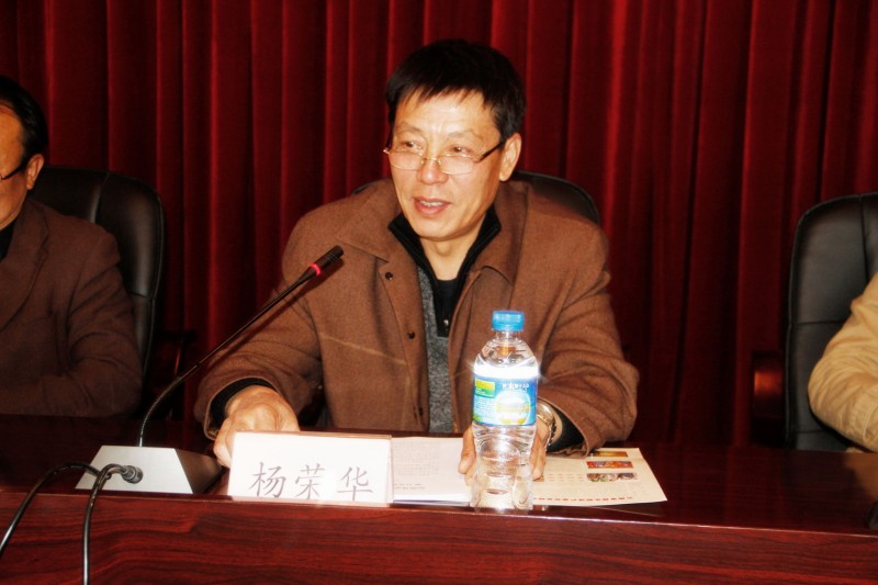 省社科联《学术探索》杂志社社长、第一届研究会常务副会长兼秘书长出席会议并做工作报告