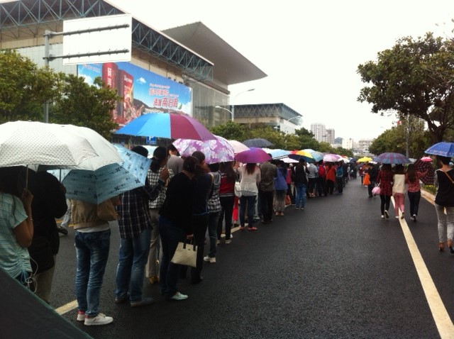 雨中排队入场的队伍