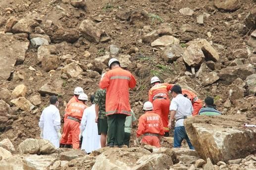 云南福贡山体滑坡已致15人失踪1人死亡2人受伤