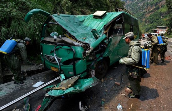 滚石砸扁车 滚石砸扁车